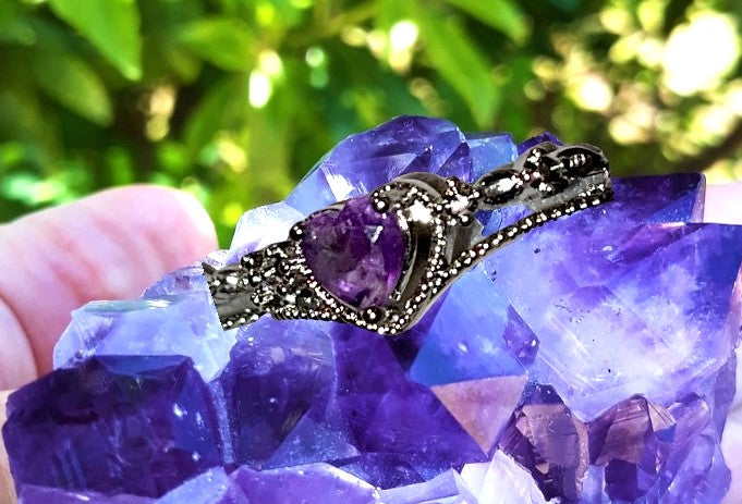 Amethyst heart crystal ring surrounded by cubic zirconia. Natural gemstone. Adjustable to fit all sizes.